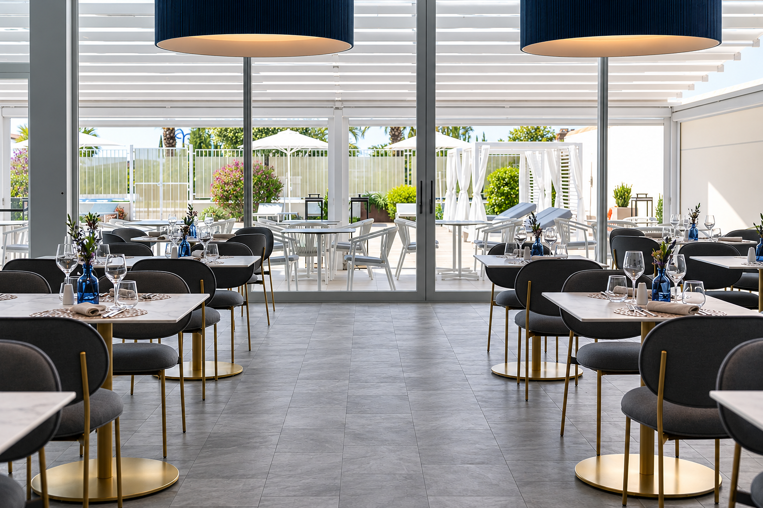 Interno ristorante con vista su terrazza esterna e area relax.